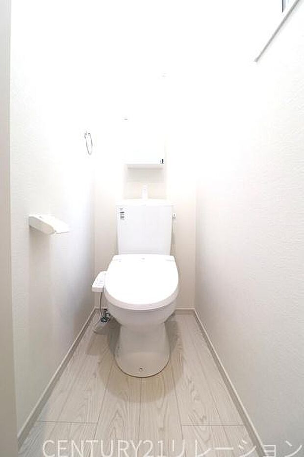 ウォシュレット付きの衛生的なトイレです。