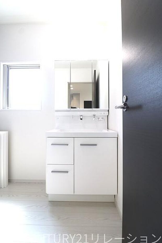 豊富な収納付きの3面鏡付き化粧台です。日用品や歯ブラシや髭剃りなどいろいろ収納出来ちゃいます。