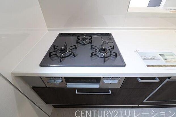 複数同時調理可能な3口コンロ。メインに副菜、お味噌汁など同時調理可能です。魚焼きグリルもついているので、お魚好きなお父さんも大満足。