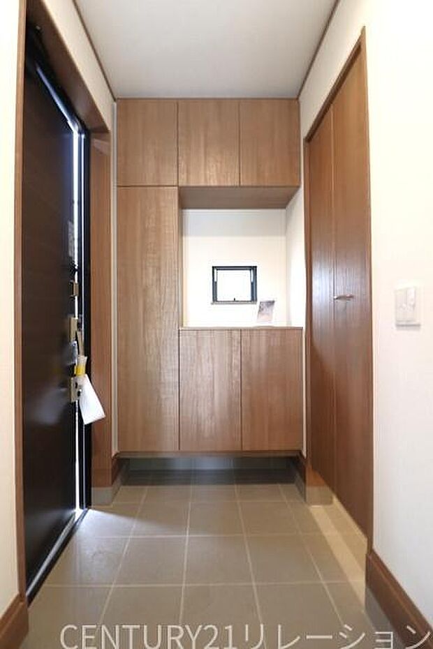 収納付きの明るい玄関