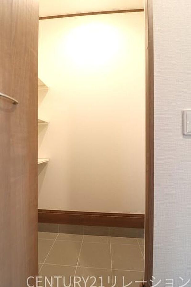 シューズクロークは汚れ物の収納に便利です。