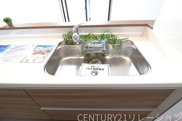 大きなシンクは大量の洗い物にも対応できます。