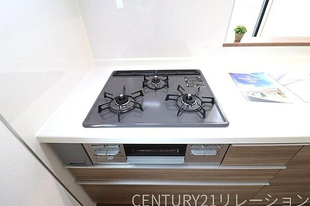 複数同時調理可能な3口コンロ。メインに副菜、お味噌汁など同時調理可能です。魚焼きグリルもついているので、お魚好きなお父さんも大満足。