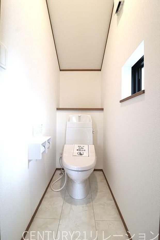 ウォシュレット付きの衛生的なトイレです。