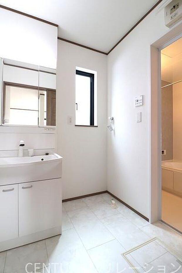 広々とした洗面脱衣所です。