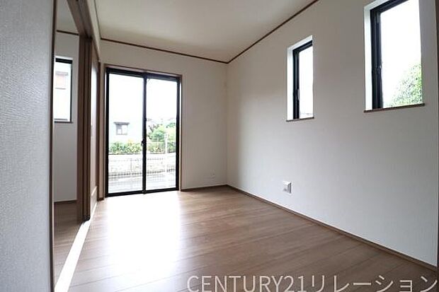 2面採光の明るい洋室