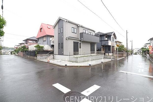 現地外観です。角地につき開放感あります。