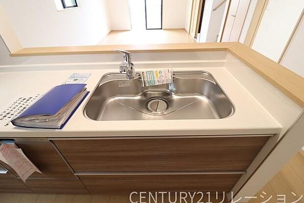 大きなシンクは大量の洗い物にも対応できます。