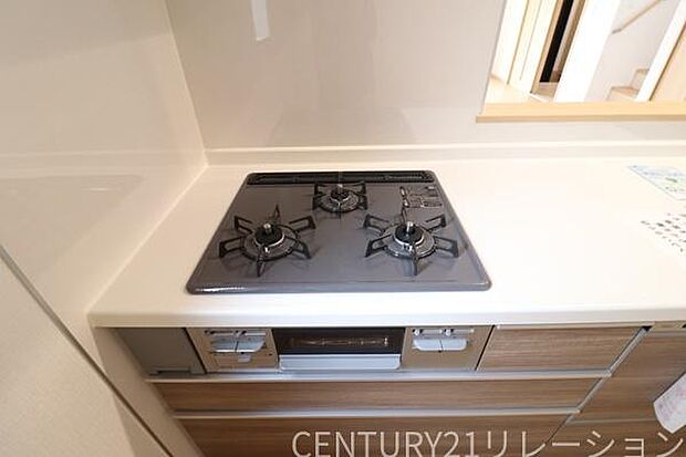 複数同時調理可能な3口コンロ。メインに副菜、お味噌汁など同時調理可能です。魚焼きグリルもついているので、お魚好きなお父さんも大満足。