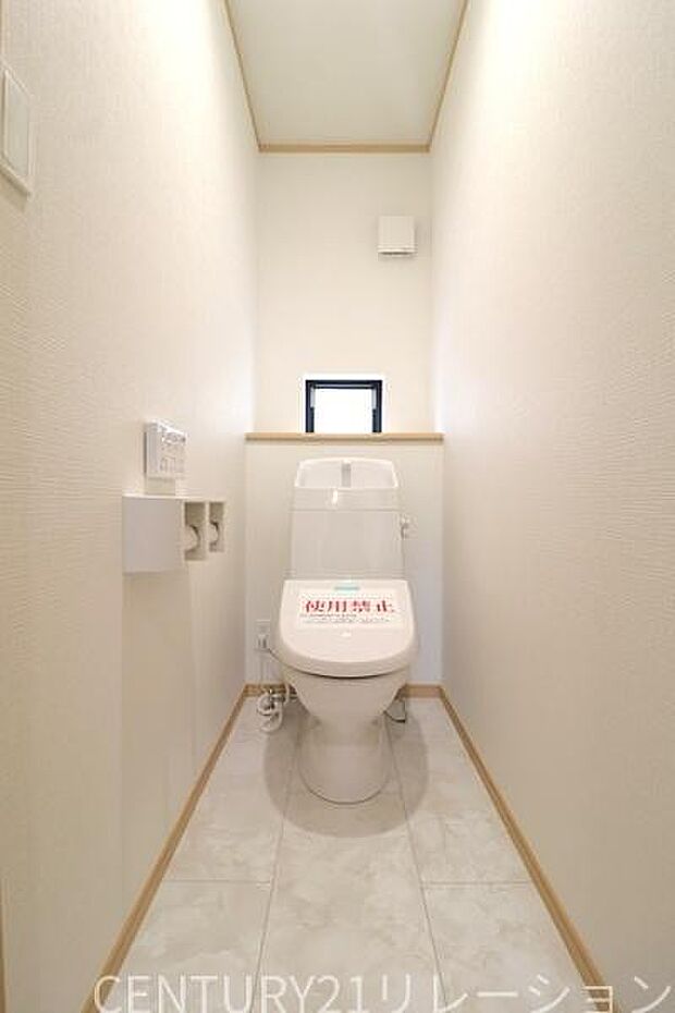 ウォシュレット付きの衛生的なトイレです。