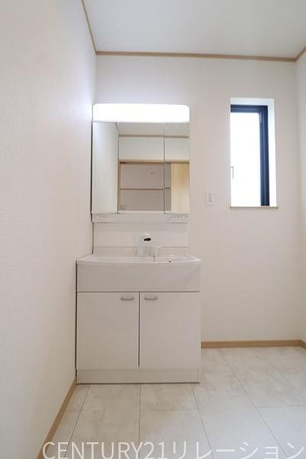 豊富な収納付きの3面鏡付き化粧台です。日用品や歯ブラシや髭剃りなどいろいろ収納出来ちゃいます。