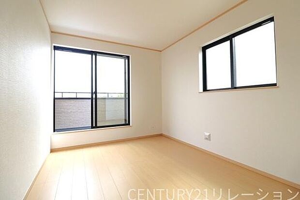 2面採光の明るい洋室