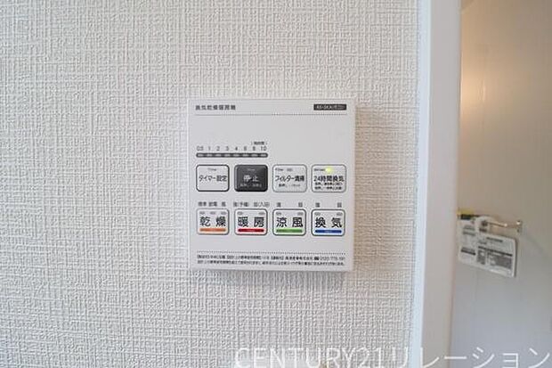 涼風や暖房機能もございます。ヒートショックを起こさないよう冬場は暖房、夏は冷風も使えます。梅雨時期の洗濯物はお風呂で乾燥機がご利用いただけます。