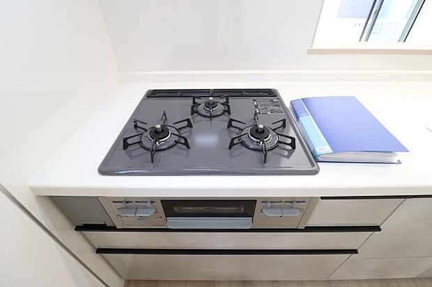 複数同時調理可能な3口コンロ。メインに副菜、お味噌汁など同時調理可能です。魚焼きグリルもついているので、お魚好きなお父さんも大満足。