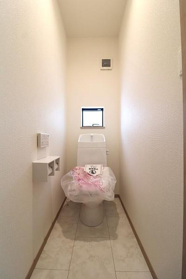 ウォシュレット付きの衛生的なトイレです。