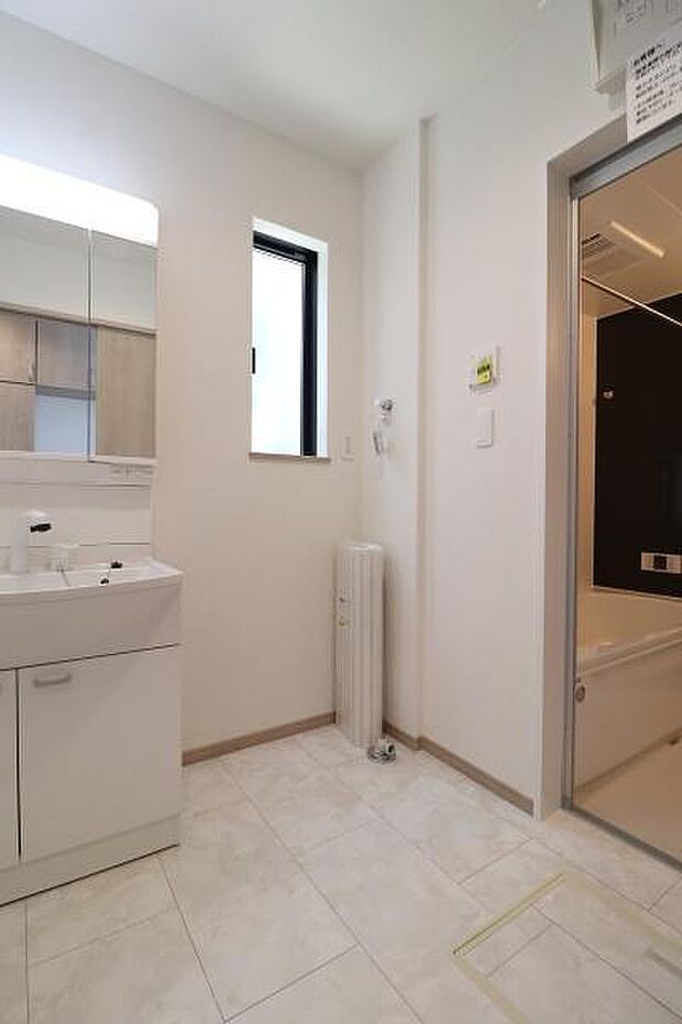 広々とした洗面脱衣所です。