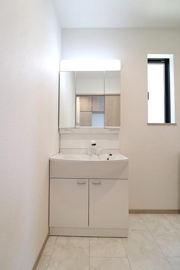 豊富な収納付きの3面鏡付き化粧台です。日用品や歯ブラシや髭剃りなどいろいろ収納出来ちゃいます。