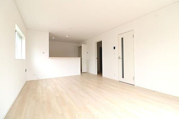 2階リビングで勾配天井が開放的です。