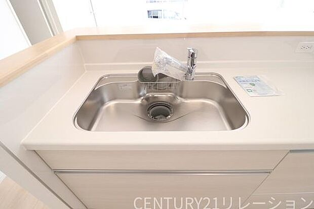 大きなシンクは大量の洗い物にも対応できます。