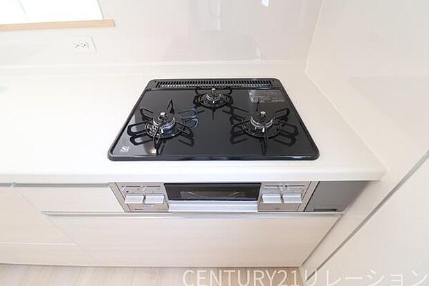 複数同時調理可能な3口コンロ。メインに副菜、お味噌汁など同時調理可能です。魚焼きグリルもついているので、お魚好きなお父さんも大満足。