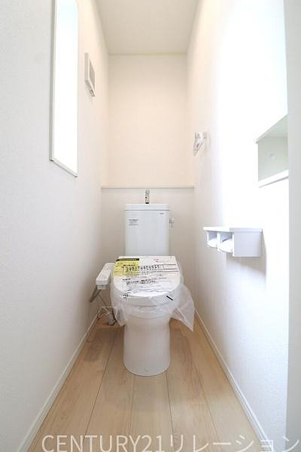 ウォシュレット付きの衛生的なトイレです。