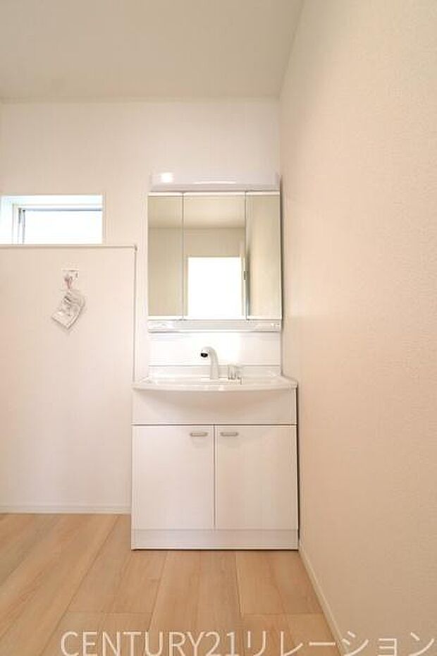 豊富な収納付きの3面鏡付き化粧台です。日用品や歯ブラシや髭剃りなどいろいろ収納出来ちゃいます。