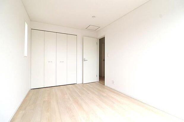 大きな収納付きの洋室です。ベッドや机などすっきりと配置できます。収納力豊富なので、きれいにお部屋が片付きます。