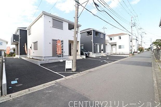 前面道路は平坦で交通量少なめです。