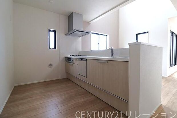 対面キッチンで家族との会話も弾みます。