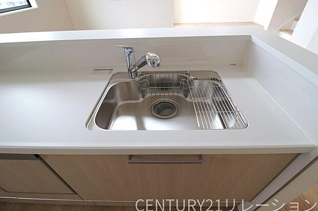 大きなシンクは大量の洗い物にも対応できます。