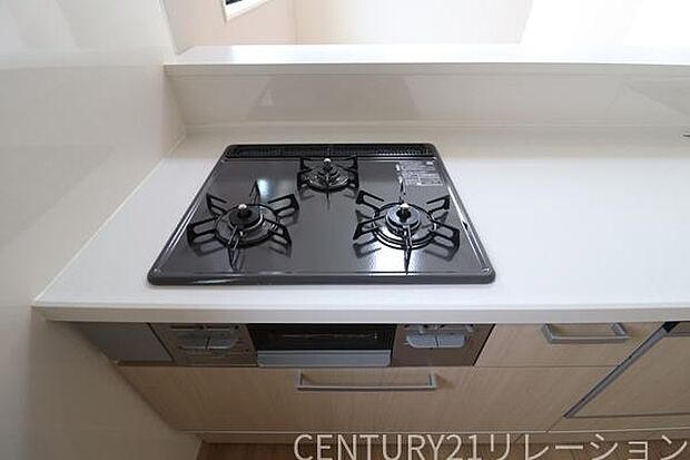 複数同時調理可能な3口コンロ。メインに副菜、お味噌汁など同時調理可能です。魚焼きグリルもついているので、お魚好きなお父さんも大満足。