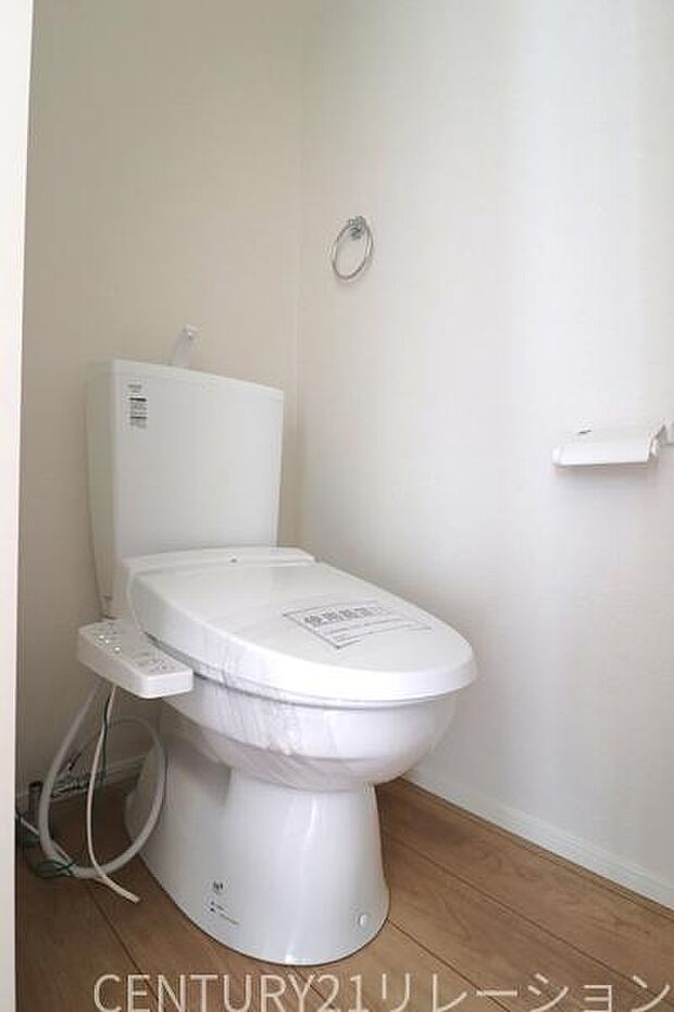 ウォシュレット付きの衛生的なトイレです。