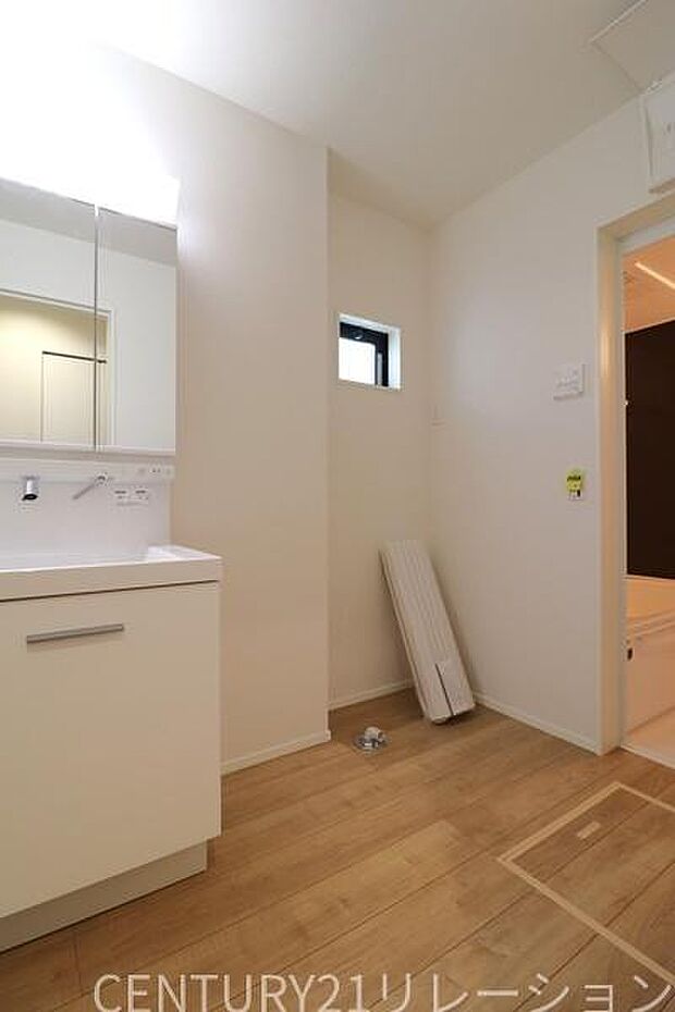 広々とした洗面脱衣所です。