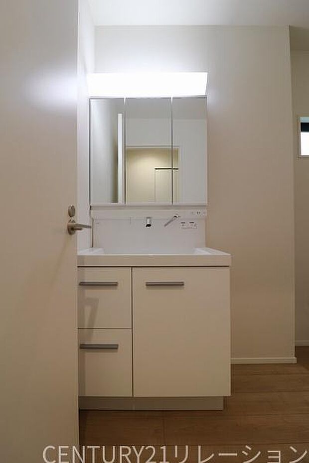 豊富な収納付きの3面鏡付き化粧台です。日用品や歯ブラシや髭剃りなどいろいろ収納出来ちゃいます。