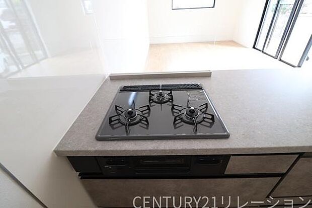 複数同時調理可能な3口コンロ。メインに副菜、お味噌汁など同時調理可能です。魚焼きグリルもついているので、お魚好きなお父さんも大満足。