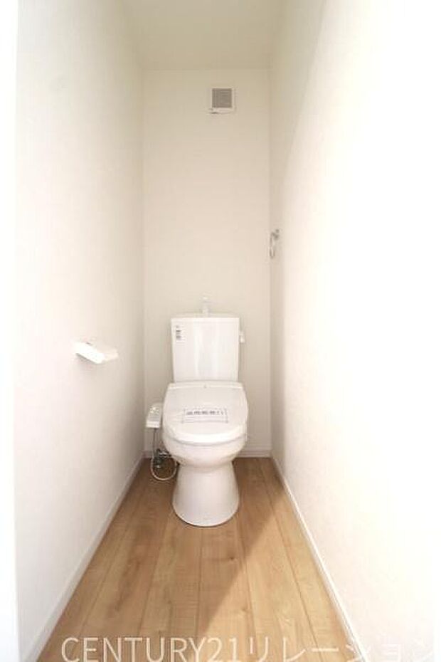 ウォシュレット付きの衛生的なトイレです。