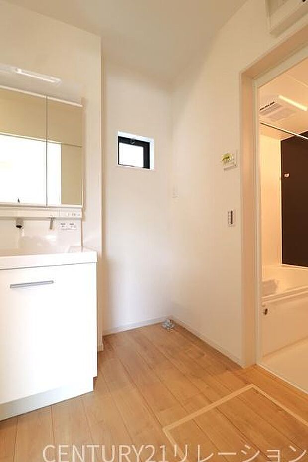 広い洗面・脱衣室はお子様のいらっしゃるご家庭にも対応