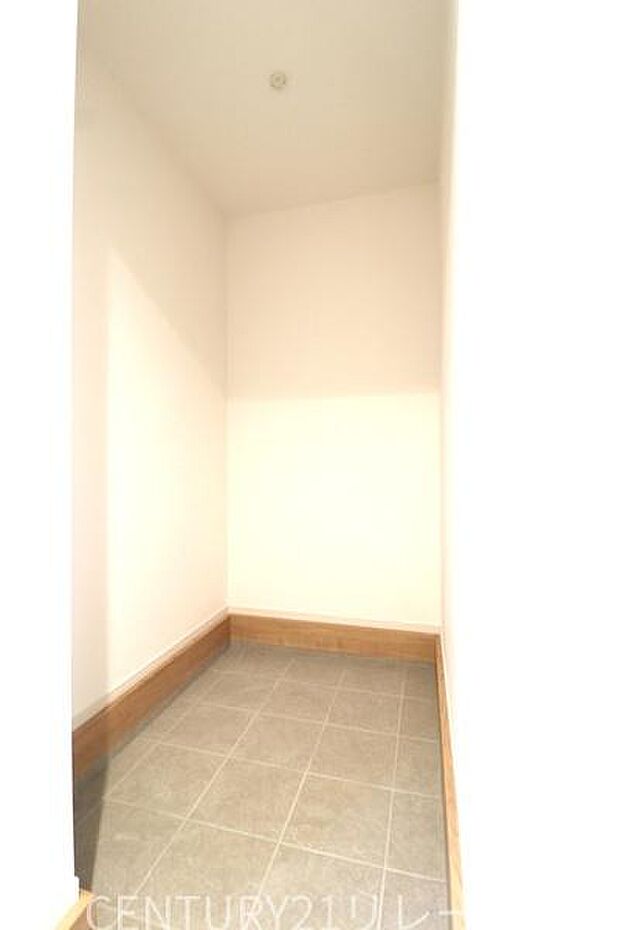 シューズクロークはベビーカーも収納可能です