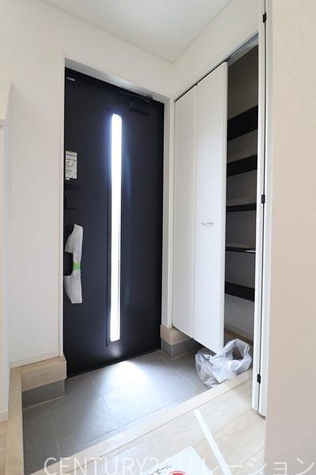 収納豊富で明るい玄関です。