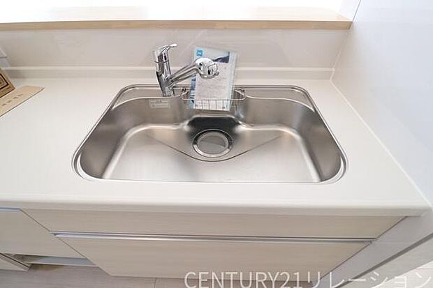 大きなシンクは大量の洗い物にも対応できます。