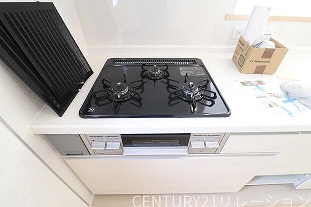 複数同時調理可能な3口コンロ。メインに副菜、お味噌汁など同時調理可能です。魚焼きグリルもついているので、お魚好きなお父さんも大満足。