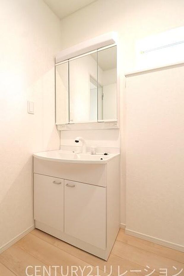 豊富な収納付きの3面鏡付き化粧台です。日用品や歯ブラシや髭剃りなどいろいろ収納出来ちゃいます。