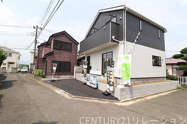 前面道路からは平坦で車通りも少ない立地です。