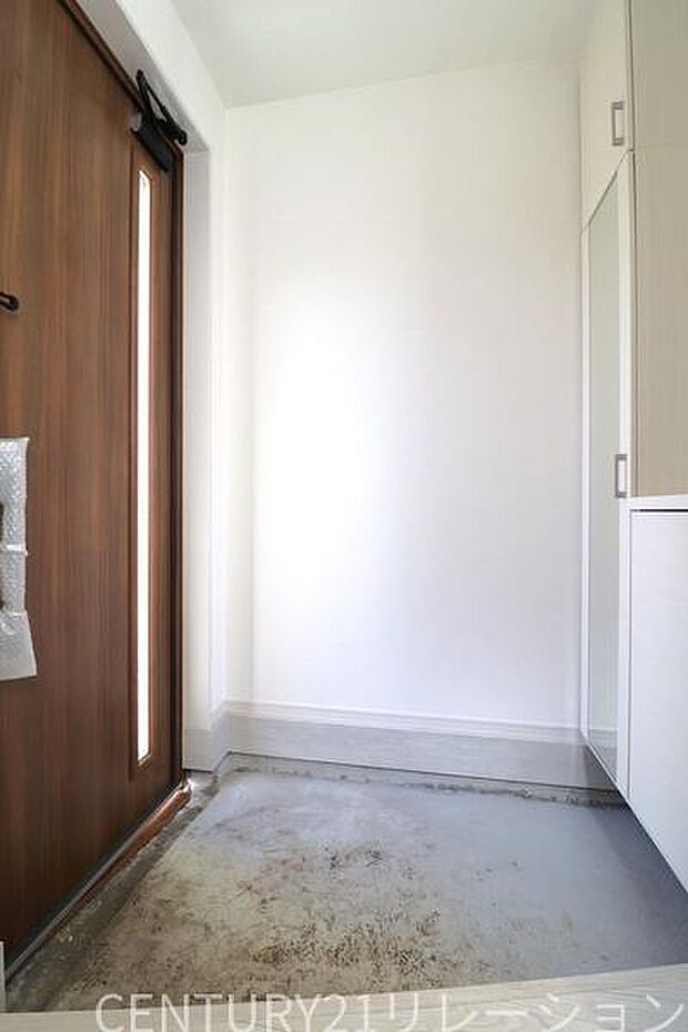 収納付きの明るい玄関