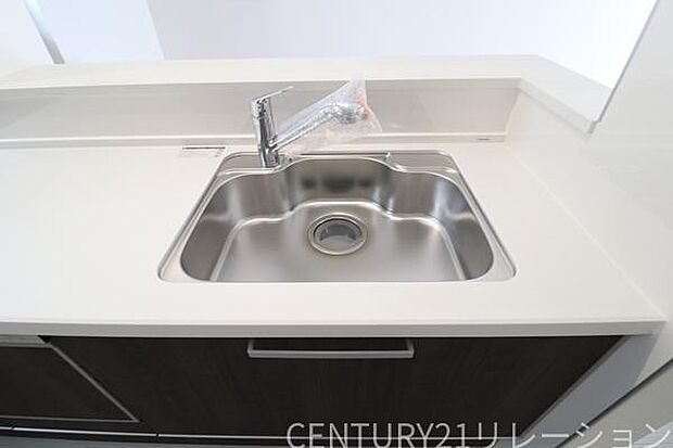 大きなシンクは大量の洗い物にも対応できます。