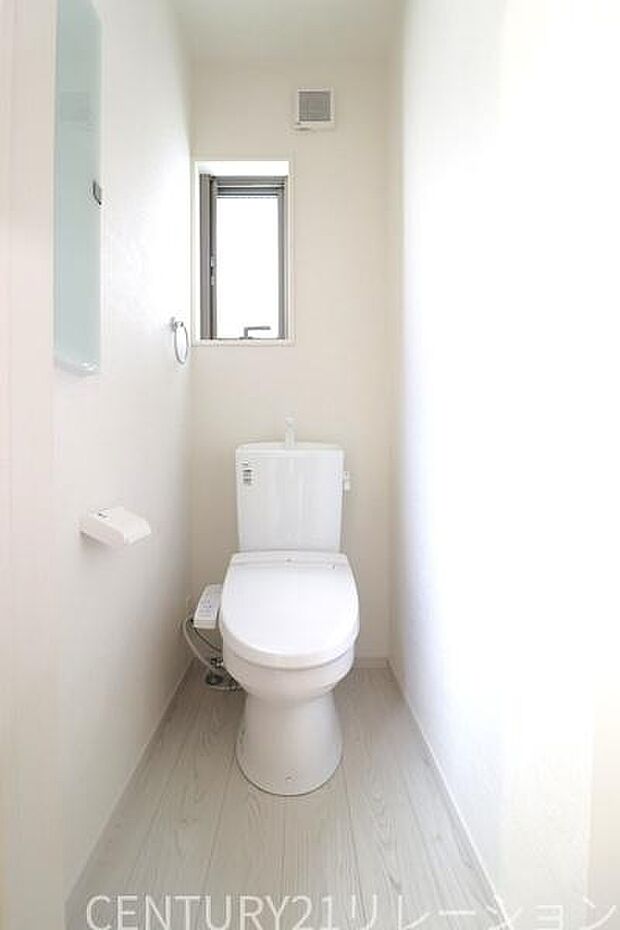 ウォシュレット付きの衛生的なトイレです。