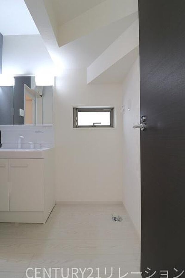 広い洗面・脱衣室はお子様のいらっしゃるご家庭にも対応