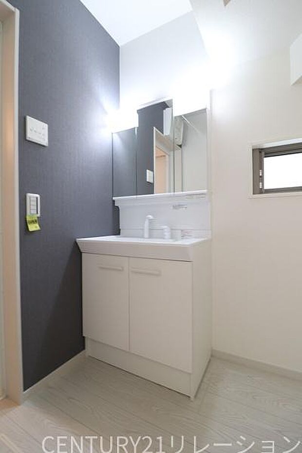 豊富な収納付きの3面鏡付き化粧台です。日用品や歯ブラシや髭剃りなどいろいろ収納出来ちゃいます。