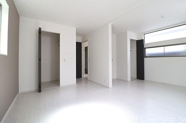 大きな収納付きの洋室です。ベッドや机などすっきりと配置できます。収納力豊富なので、きれいにお部屋が片付きます。
