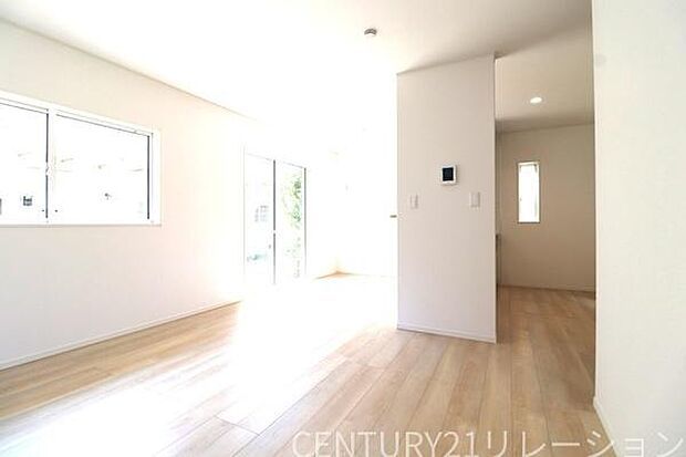 南側から明るい日差しも入るリビングです。